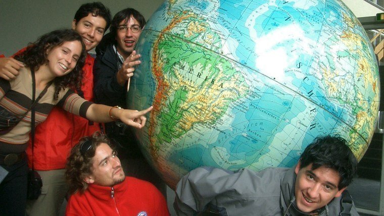 Studenten tragen die Welt