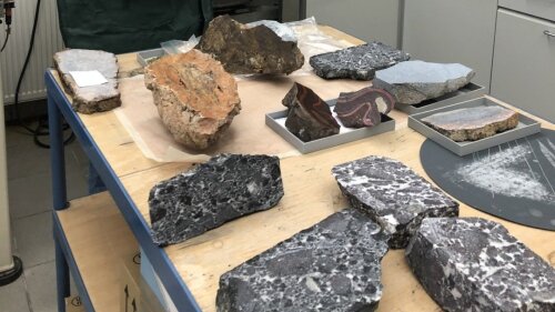 gesägte und polierte Gesteinsscheiben