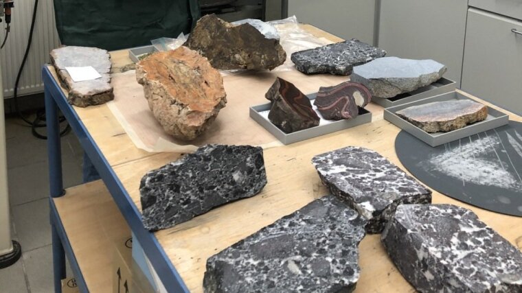 gesägte und polierte Gesteinsscheiben