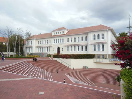 Abb. 8.4.4: Die Treppenstufen vor der (großenteils unterirdisch angelegten) Universitätsbibliothek sind mittags und bei besserem Wetter ein beliebter Picknick- und Treffpunkt für Studierende.
