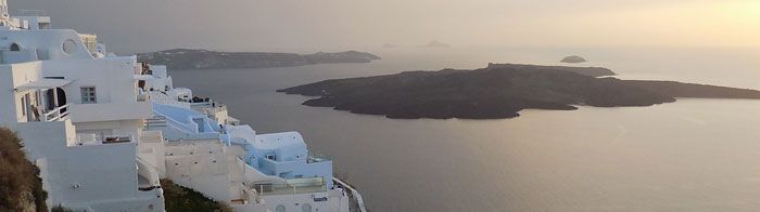 Abb. 0.3: Blick von Thira über die Santorini-Caldera mit der erst in historischer Zeit entstandenen Zentralinsel Nea Kameni (siehe Tag 1).