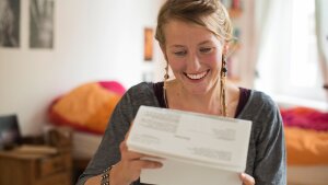 Studentin liest einen Brief