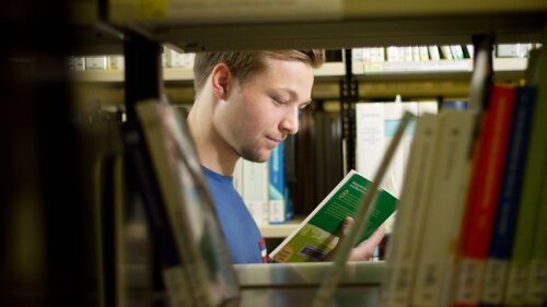 Student liest in einem Buch