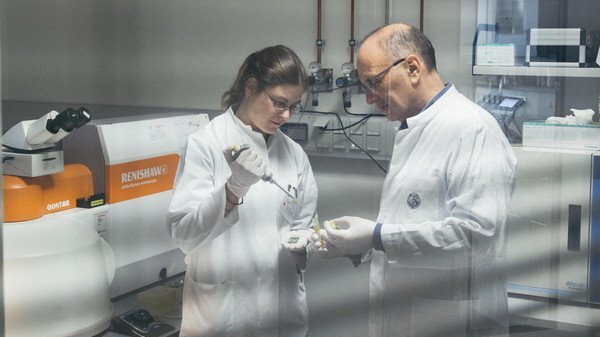 Dr. Johanna Kirchhoff im Labor