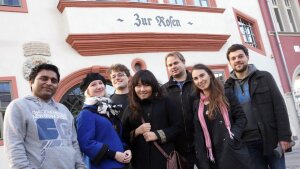 Promovierende stehen vor dem Haus „Zur Rosen“, Sitz der Graduierten-Akademie
