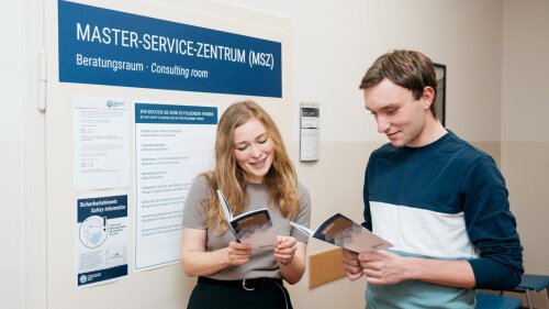 Studieninteressierte st&ouml;bern in der Brosch&uuml;re zum Studienangebot