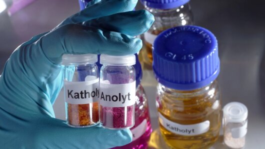 orange catholyte and purple/pink anolyte in test tubes.