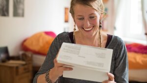 Studentin liest einen Brief