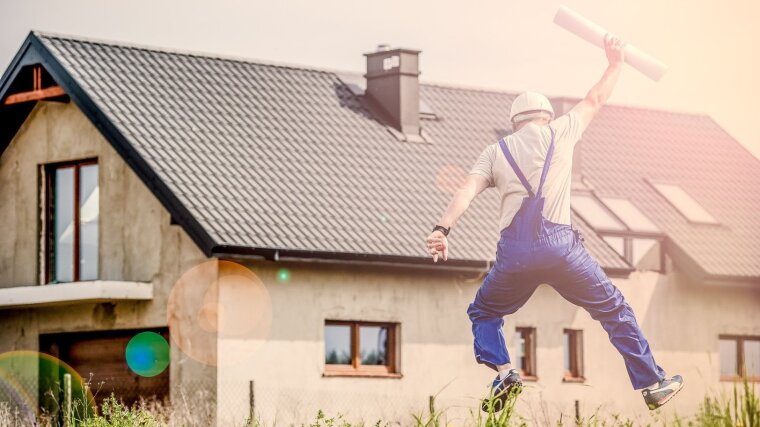 Bauarbeiter macht einen Luftsprung