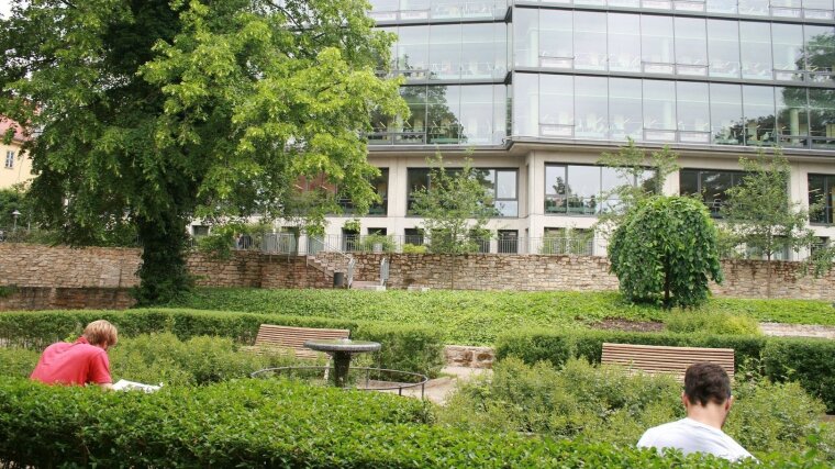 Grüner Garten mit Blick auf die ThULB