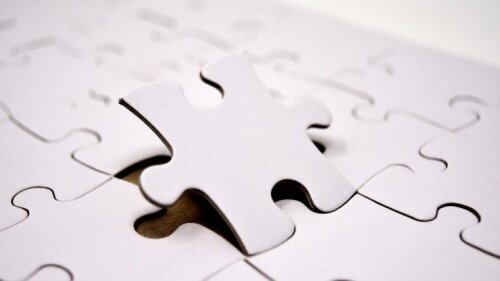 Puzzleteil wird in Puzzle gelegt