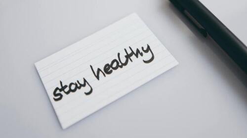 Zettel mit der Aufschrift &quot;stay healthy&quot;