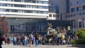 Studierende auf dem Ernst-Abbe-Platz