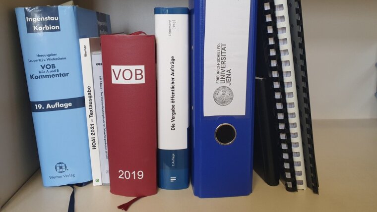 Gesetzbücher und Ordner