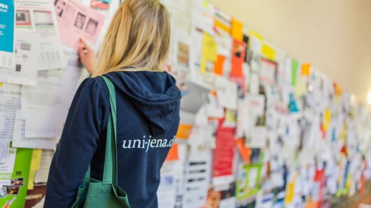 Studentin vor Schilderwand