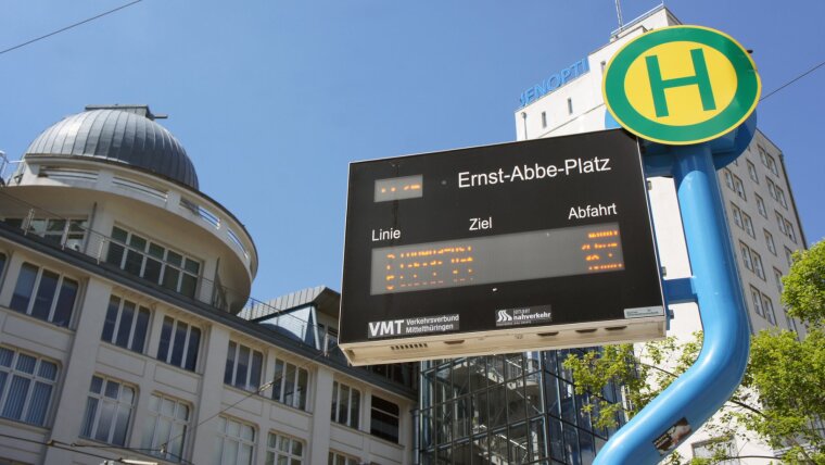 Haltestelle der Straßenbahn am Campus der Friedrich-Schiller-Universität am Ernst-Abbe-Platz in Jena