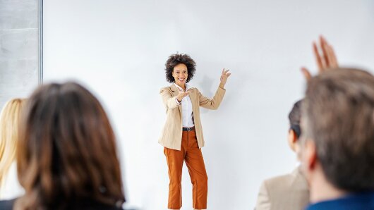 Frau hält einen Vortrag