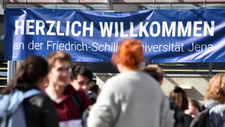 Die Universität Jena heißt Studieninteressierte am Hochschulinformationstag in Jena willkommen.