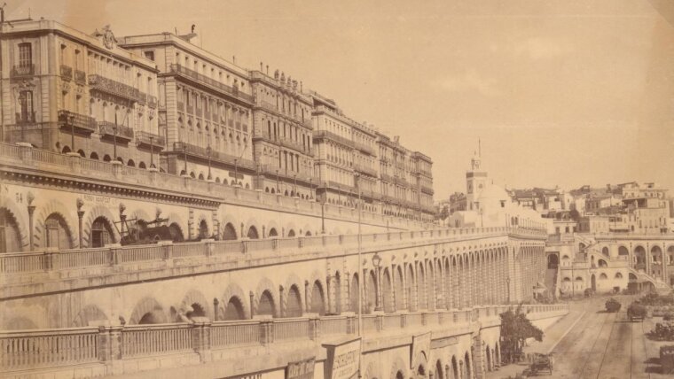 In der Ausstellung zu sehen: Rampes du Boul[evard] de la République, Algier, um 1890.