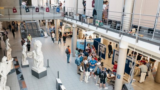 viele verschiedene Stände und Besuchende im Campus-Foyer zum HIT