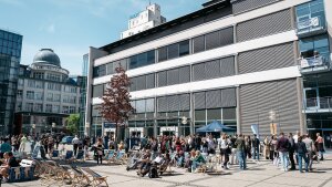 Campus am Ernst-Abbe-Platz mit zahlreichen Besuchenden zum Hochschulinfotag