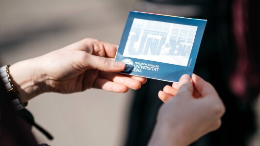 Ein Foto der Polaroidaktion auf dem Campus mit dem Motiv "Uni-Jena" Buchstaben