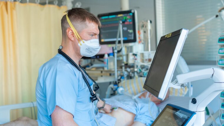 Kollegiat Dr. Franz Härtel untersucht in der Kardiologie die Wirkung einer Zytokinadsorption.
