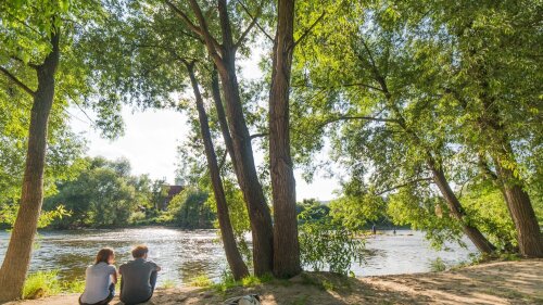 Studierende am Fluss