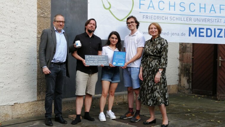 Dr. Brunhilde Seidel-Kwem, Stefanie Völkel-Beltran, Sam Quaas und Prof. Dr. Thomas Kamradt zeichnen Gregor Hayn-Leichsenring mit dem Janus-Cornarius-Lehrpreis 2022 aus