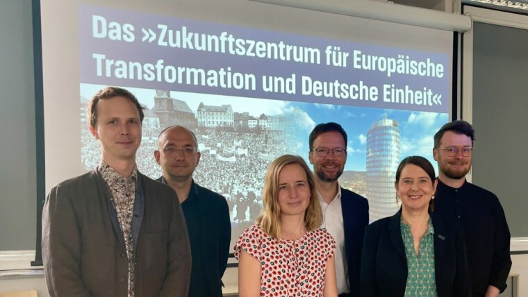 OB Thomas Nitzsche (3.v.r.) stellt das Jenaer Bewerbungsteam für das Zukunftszentrum vor.