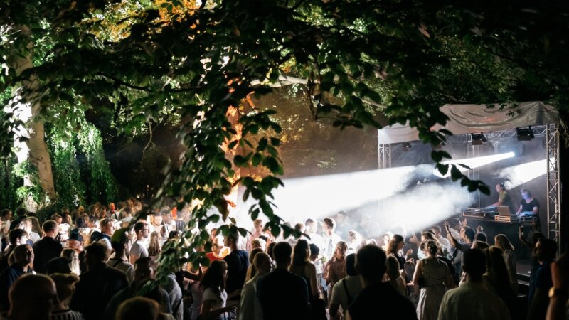 Platzhalterbild — viele Sommerfestbesuchende vor der Bühne Baumsaal