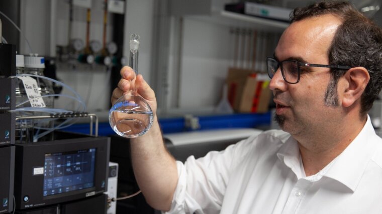 Der Jenaer Wissenschaftler Dr. Patrick Bräutigam untersucht Wasserproben.
