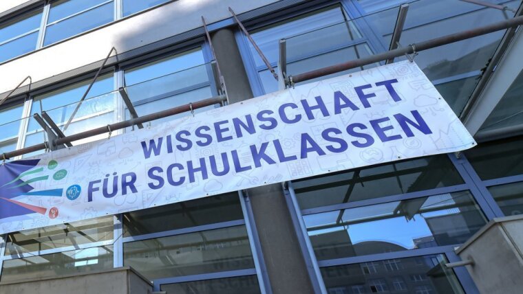 Blick auf den Eingangsbereich mit Banner "Wissenschaft für Schulklassen"