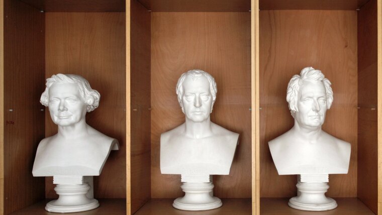 Schelling, Hegel, Fichte (v.l.) und weitere Philosophen werden auf den Prüfstand gestellt.