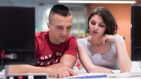 Studierende beim Lesen