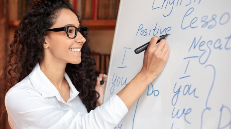 Studentin schreibt an ein Whiteboard