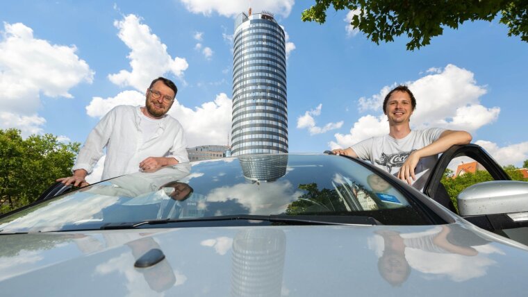 Uni-Mitarbeiter Dr. Tobias Schwessinger (r.) und Dr. Christian Faludi vor dem Start der Reise.