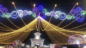 Lichterkette und Menschenmenge bei Nacht