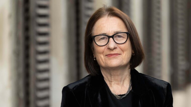 Prof. Dr. Irina Scherbakowa nimmt stellvertretend für "Memorial" die Glückwünsche der Universität Jena entgegen.
