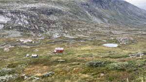 Blick von oben auf die Hütte Stavali