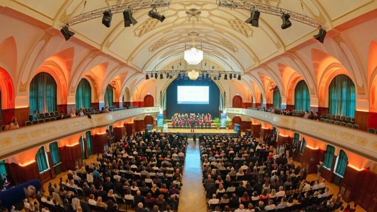 Blick in den Festsaal während der feierlichen Immatrikulation am 28.10.2022 im Volkshaus in Jena.