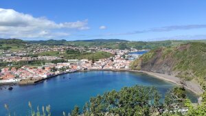 Blick auf die Stadt Horta auf der Insel Faial