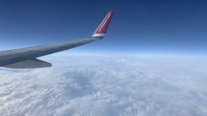 Blick aus dem Fenster eines Flugzeugs