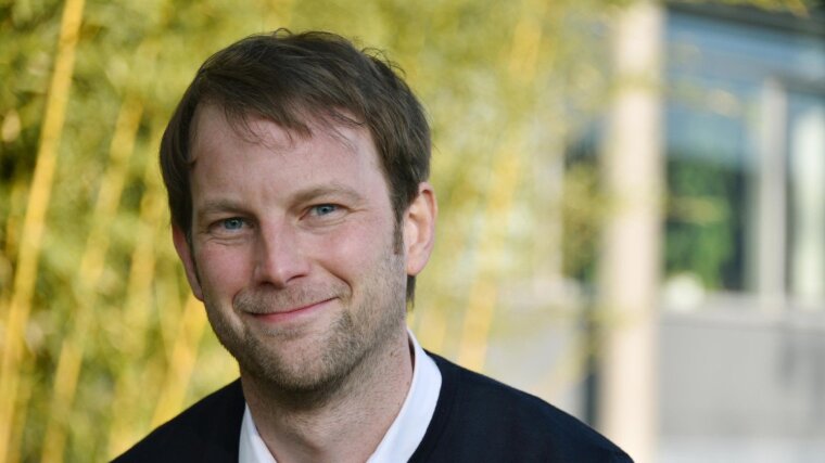 Der Mikrobiologe Prof. Dr. Kai Papenfort.