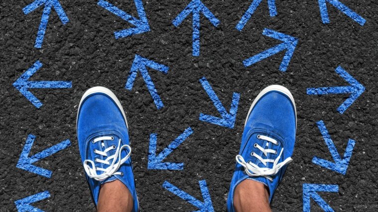 Viele Pfeile rund um ein Paar Schuhe