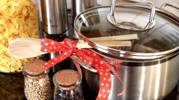 Kochen mit Töpfen, Gewürzen und Nudeln