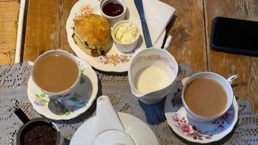 High Tea mit verschiedenen Teesorten, Milch und Scones
