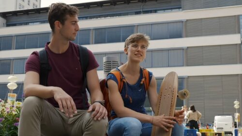 Platzhalterbild &mdash; zwei Studierende sitzen auf dem Campus der Uni Jena