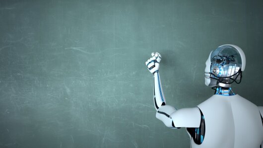 Ein Roboter steht vor einer Tafel und will darauf schreiben
