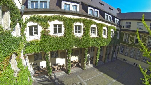 Großer Innenhof des Hauptgebäudes der Universität Jena